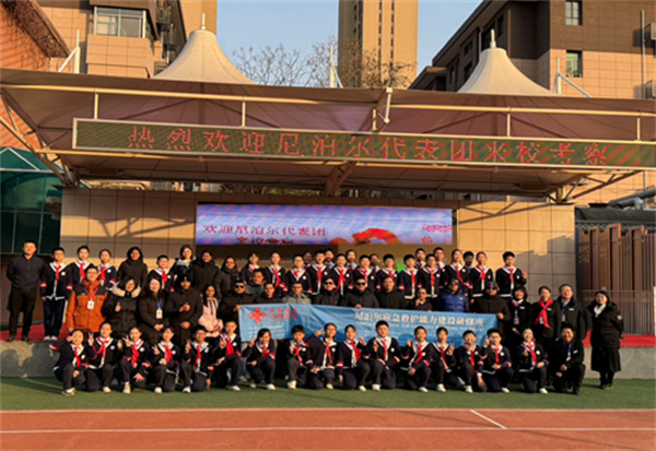13尼泊爾學員與小學生們合影留念.jpg