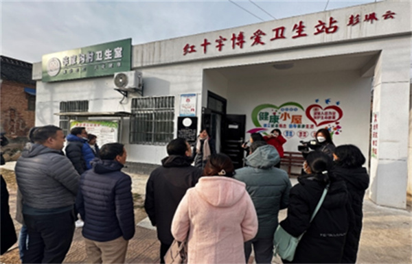 10參觀千陽縣辛家溝村衛(wèi)生室.jpg