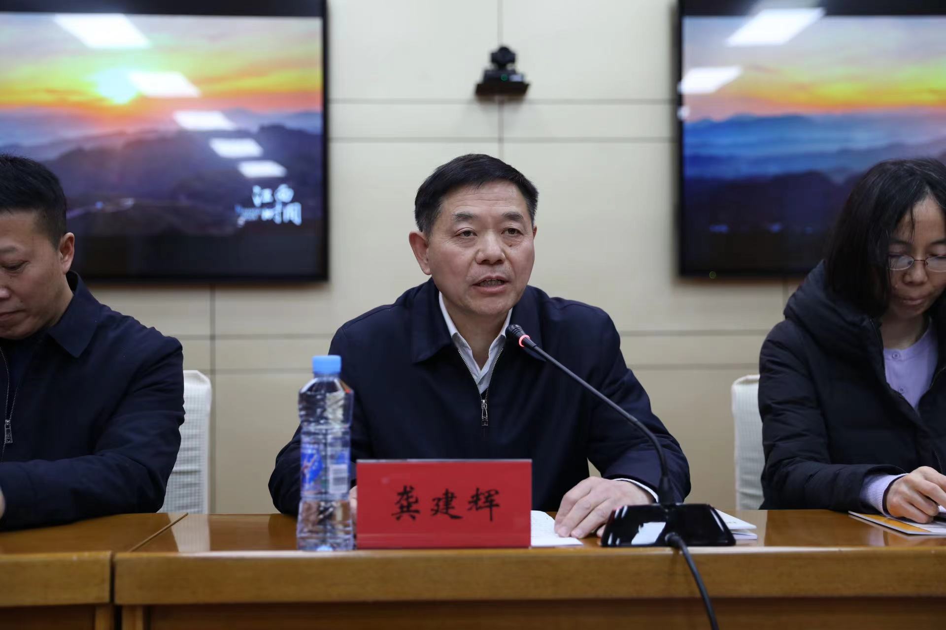 8 江西省紅十字會(huì)黨組書記、常務(wù)副會(huì)長龔建輝致辭并介紹江西省紅十字會(huì)工作.jpg